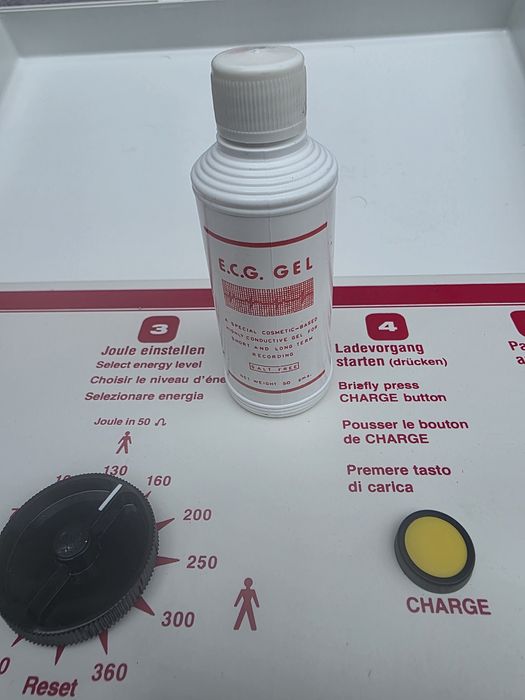 Vand defibrilator vechi de colectie