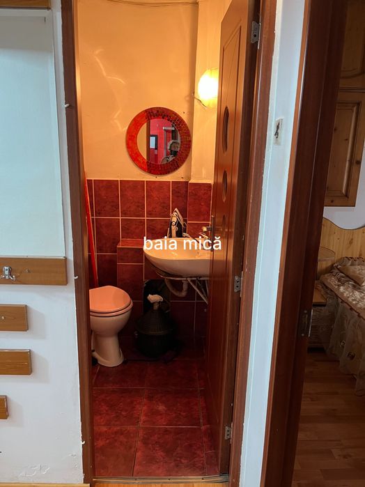 Vând apartament cu 3 camere în Vulcan jud Hunedoara, Camere cu intrări separate, 2 băi, 2 terase complet mobilat.