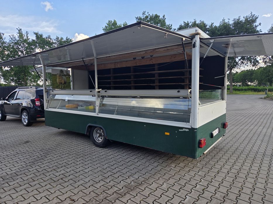 Foodtruck. Foodtrailer. Rulota. frigorific