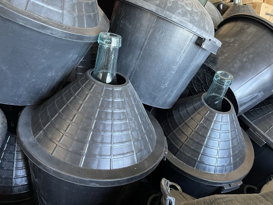 Damigeana din sticlă cu coș din plastic .5L, 10L, 15L, 25L,54L.