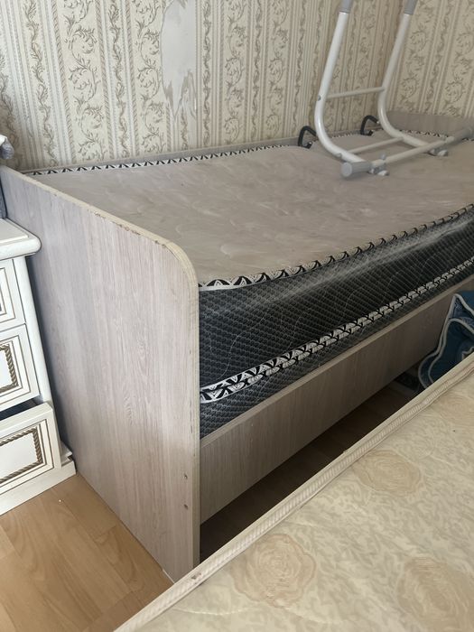 Кровать с матрасом