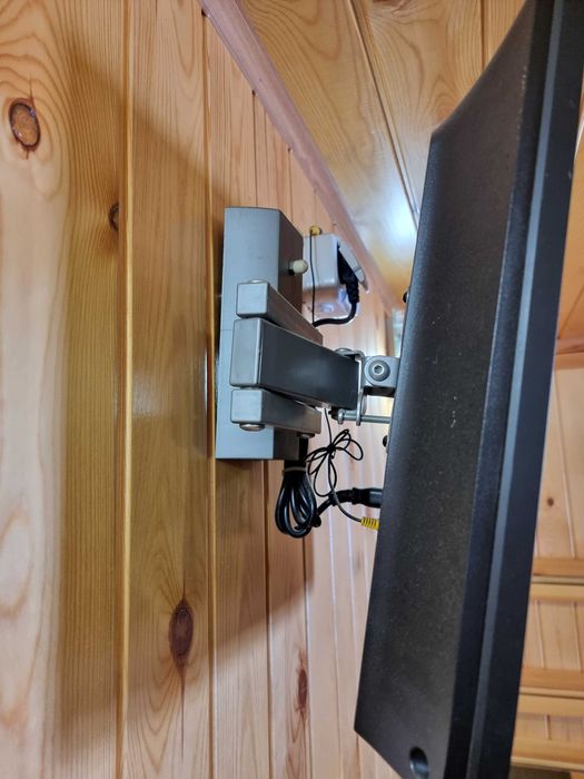 Монитор LG с TV-тюнером с кронштейном на стену