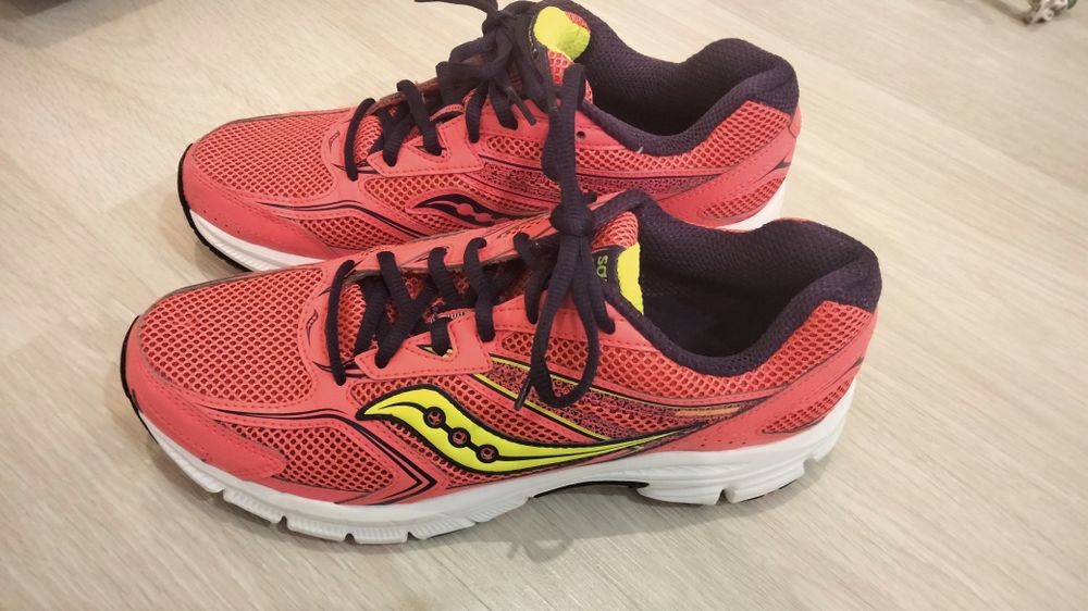 Кроссовки оранжевого цвета