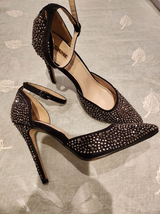 Блестящи обувки с висок ток