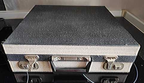 Стар,изключително запазен куфар за съхранение на плочи.