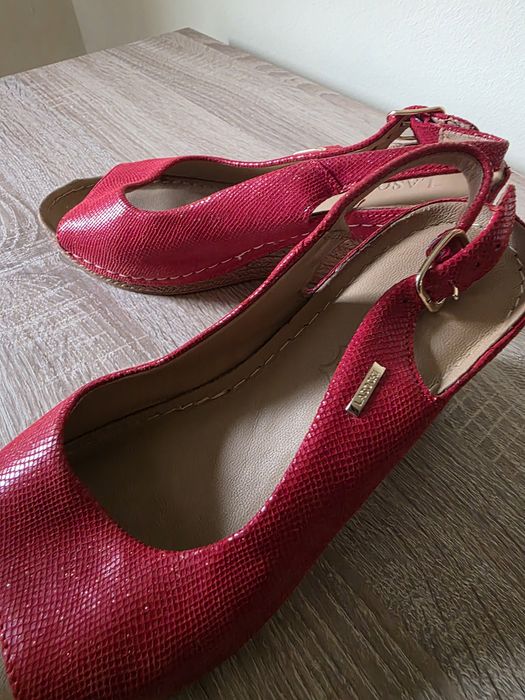 Vand sandale rosii Lasocki,.piele naturala