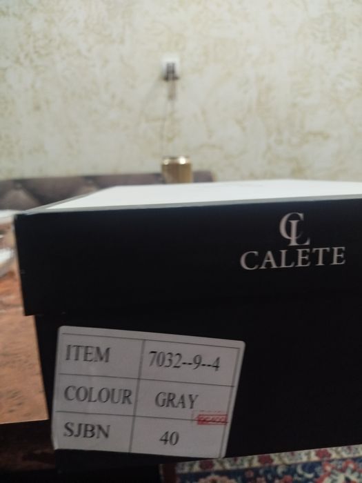 Срочно продам  женские кроссовки