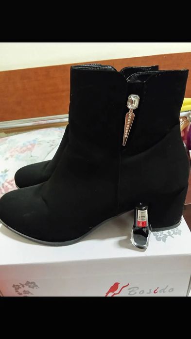 Дамски велурени боти