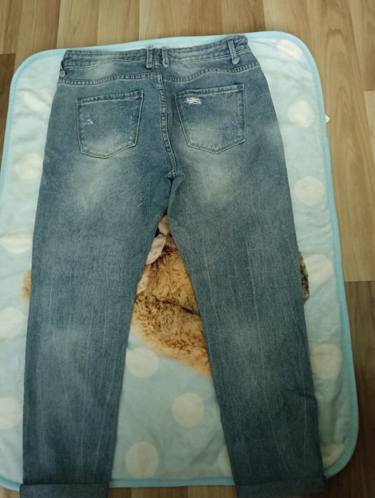 Vând blugi stil boyfriend