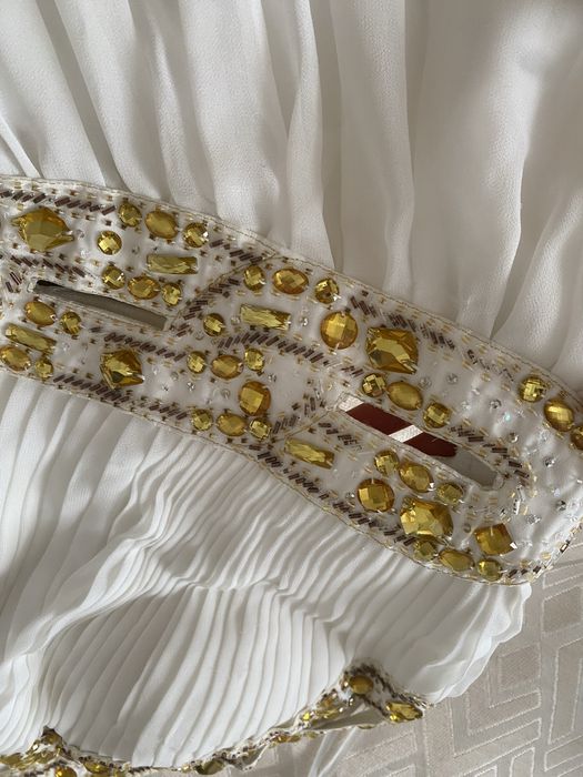 Шифоновое платье с разрезом спереди