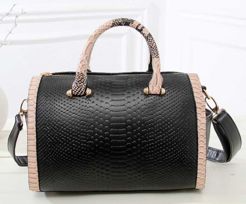 Дамска чанта с декорация от бяла змийска кожа