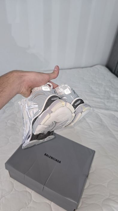 vând balenciaga runner