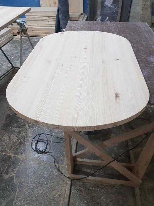 Blat din lemn masiv de pin pentru spatii de lucru sau mese.