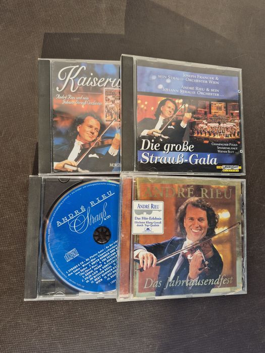 Vand lot 4 CD cu muzica clasica mixta straina artist international Andre Rieu 

8 CD =100lei

-livrez oriunde în țară cu FAN COURIER sau orice alt ser