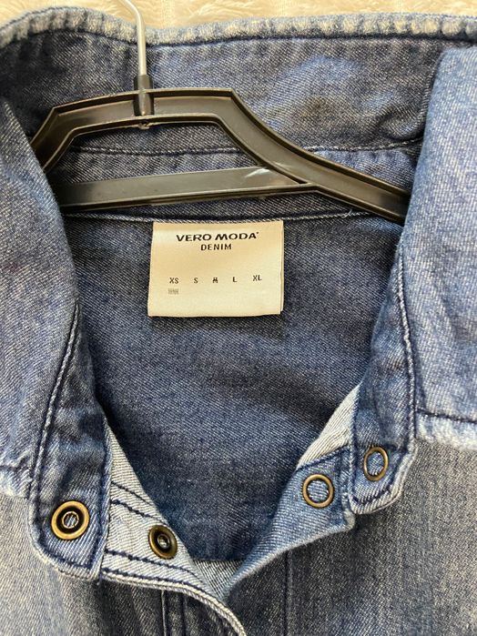 Сака и дънкова риза