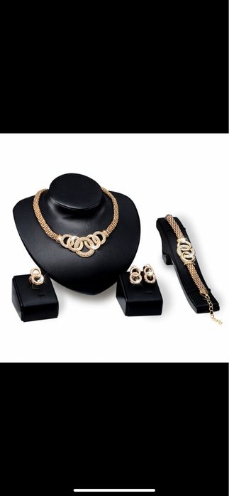 Позлатен комплект бижута от 4 броя части с преплетени рингове.