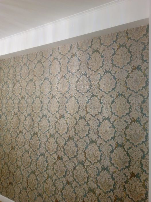 Профессионально клею обои.