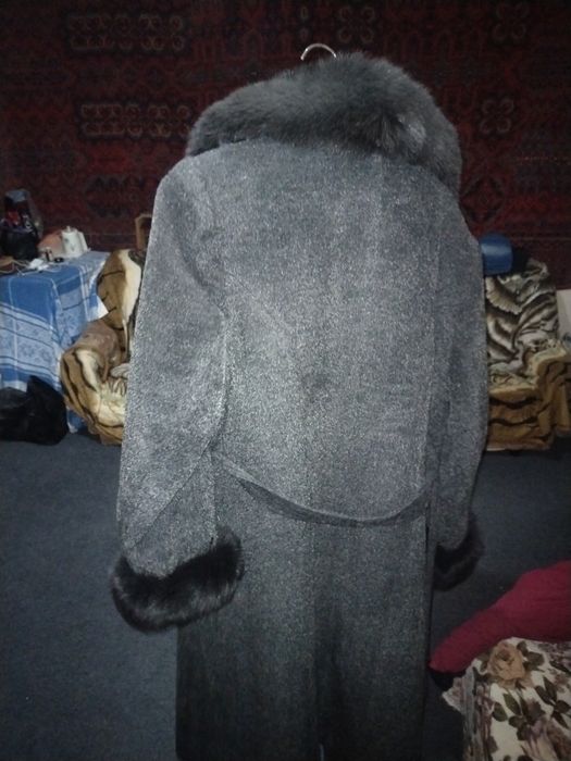 Продаю пальто новое с меховым воротником