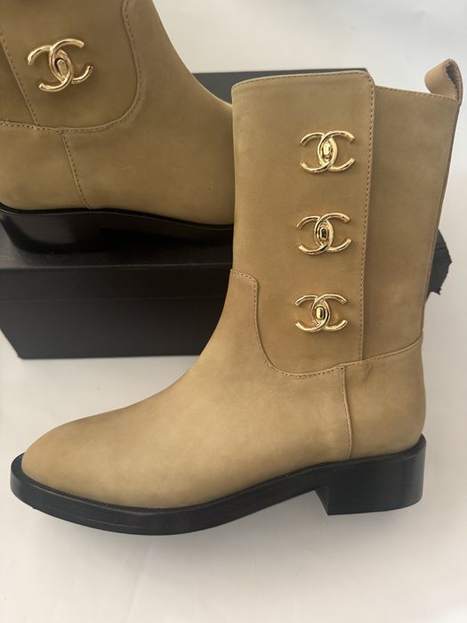 Убикални боти в бежов цвят