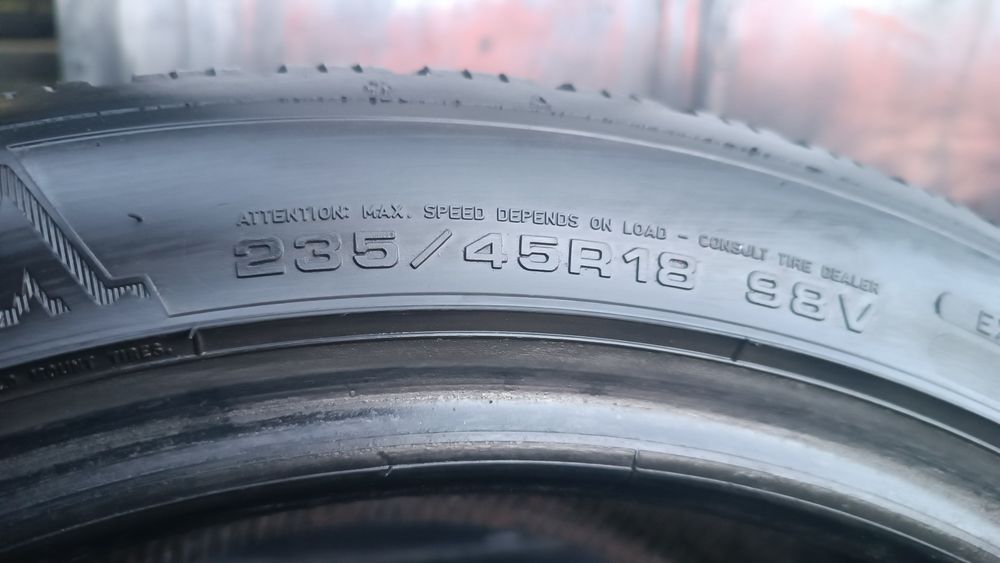 235/45/18 Dunlop