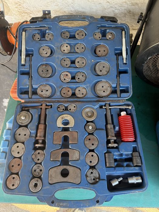 Scule service/ se vand cu totul / aspirator umed uscat/ presa arcuri/ centrare ambreiaj/ trusa frane/ cric / aeroterma 9kw/ truse