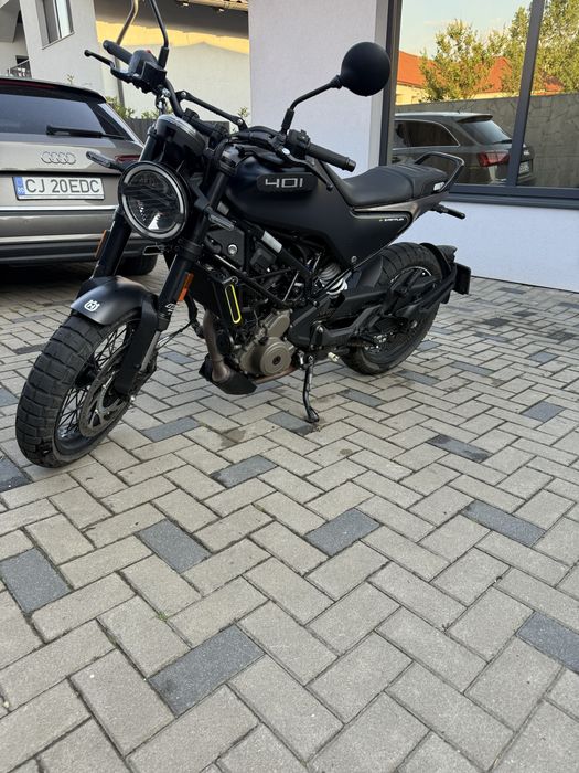 Husqvarna svartpilen 401 an 2023 cu 3700 km