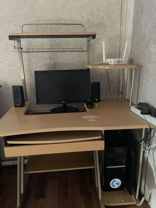 Компьютер и стол компьютерный