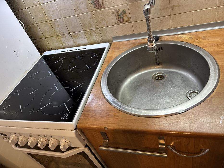 Кухня с печка, хладилник и абсорбатор