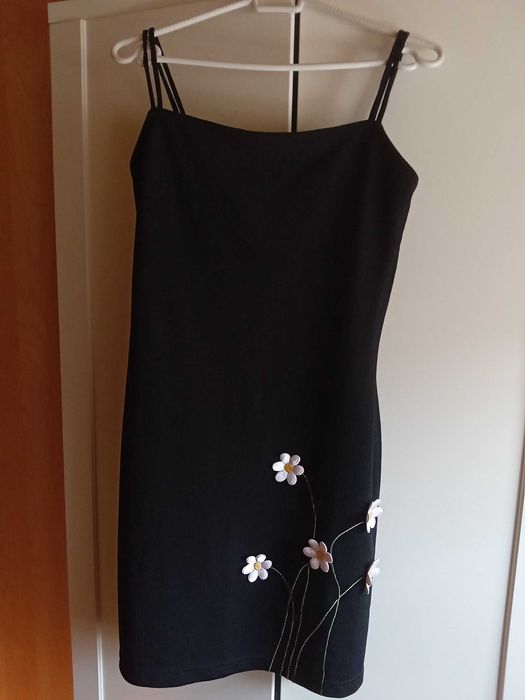 Сребриста официална рокля над коляното и черна рокля по тялото