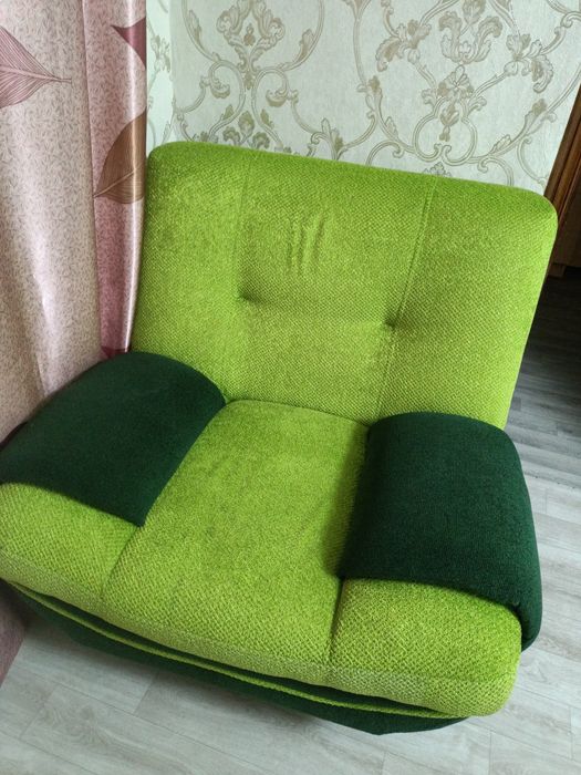 Продам диван тройку срочно.