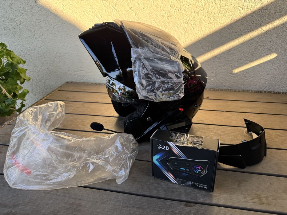 Casca moto flip-up cu sistem de comunicare , marimea M sau L , NOU