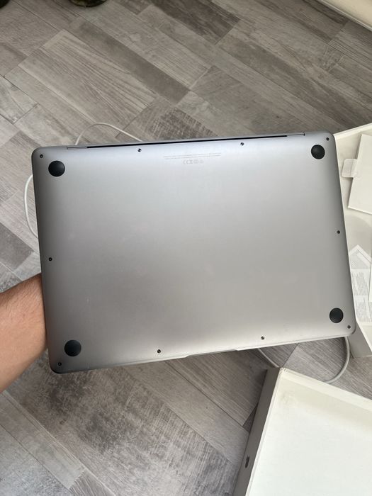 Макбук эйр 2020 ,  256 гигабайт core i3.