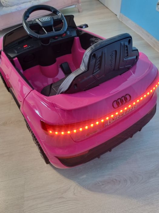 Акумулаторна кола  Audi SQ8 e-tron мет. розов
