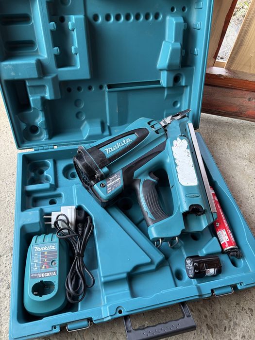 Pistol cuie lemn Makita GN900