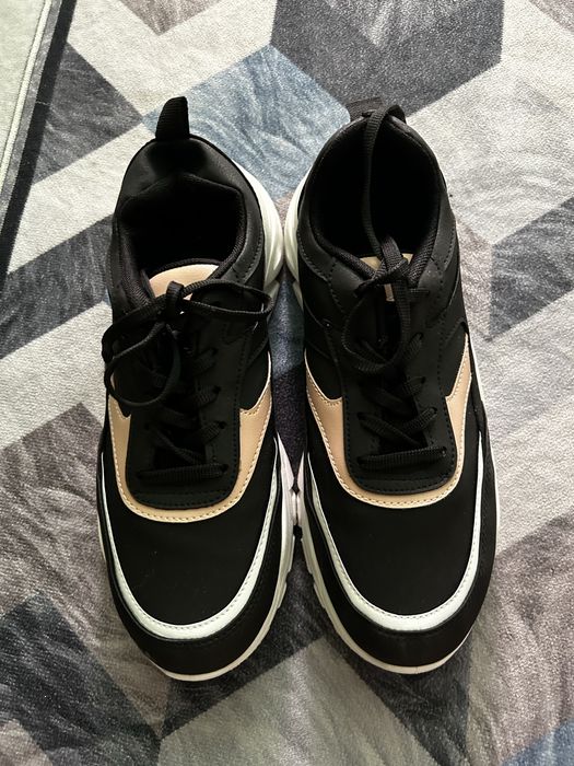 Продаються женские кроссовки