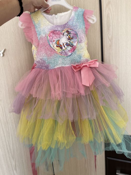 Продам платье на девочку 4-5 лет