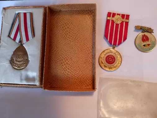 Brevete semnate Ceausescu si alte insigne comuniste.