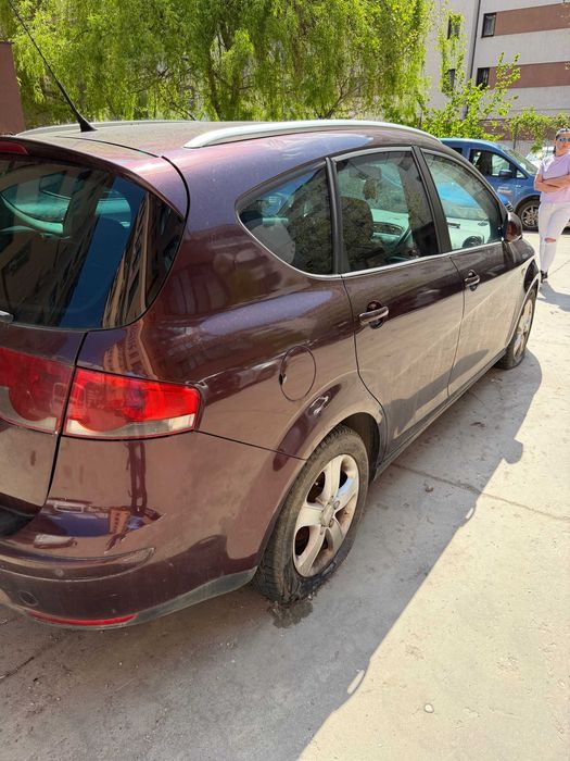 Seat Altea XL , functionala , culoare visiniu speciala