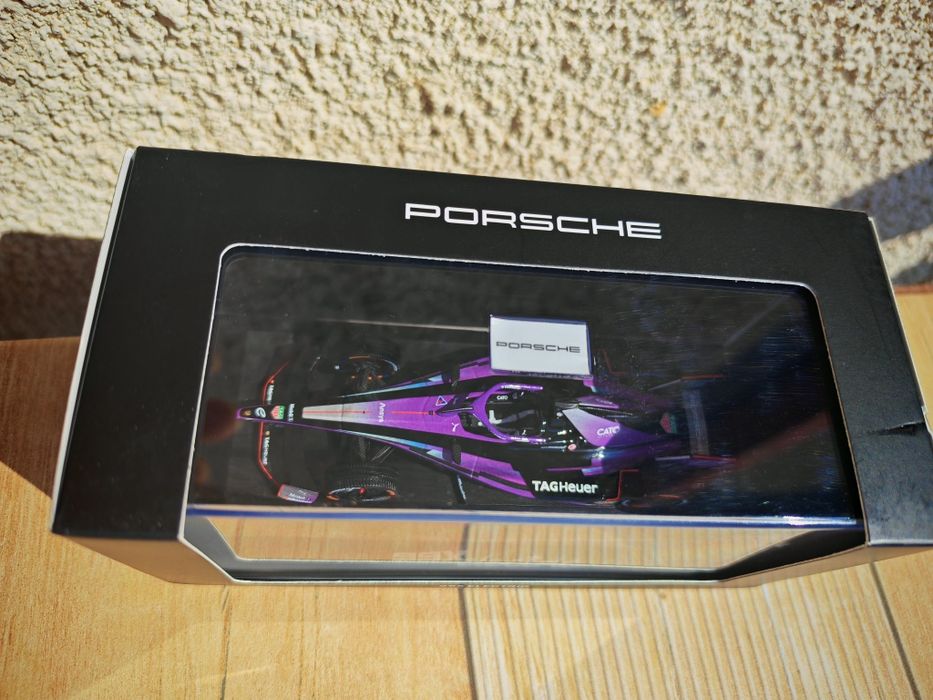 Колекционерски модел е-болид Porsche 99x Electric.