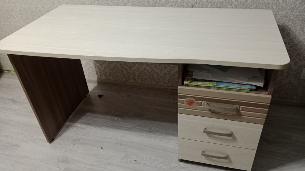 Продам ученический стол, кровать