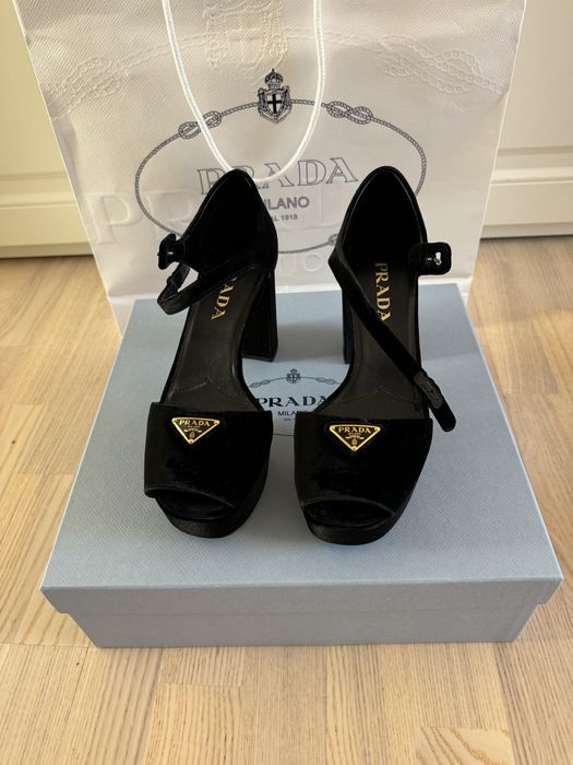 Продаю босоножки Prada