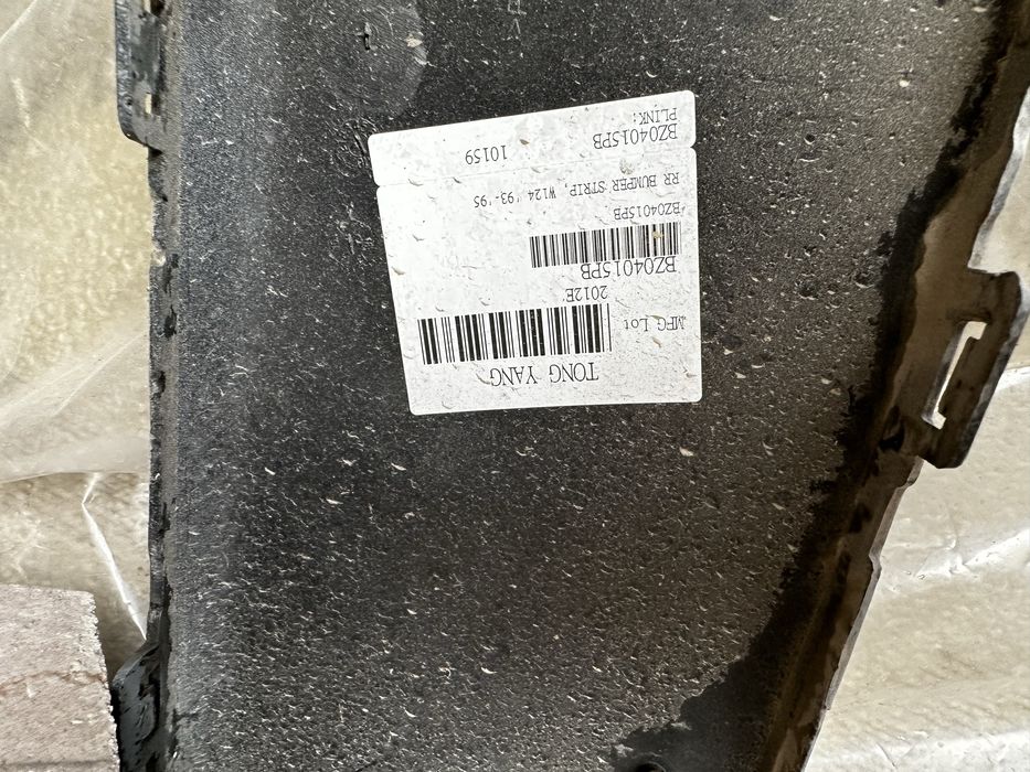 Накладка на задний бампер w124