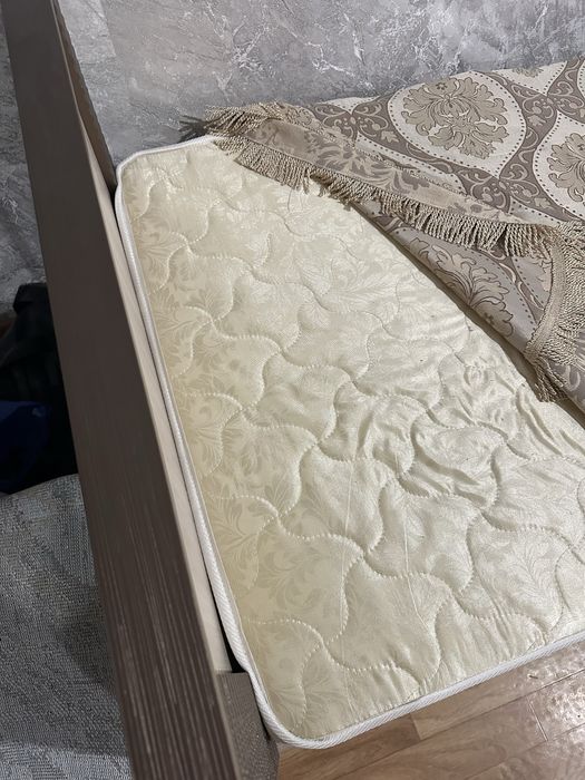 Продам кровать с матрасом