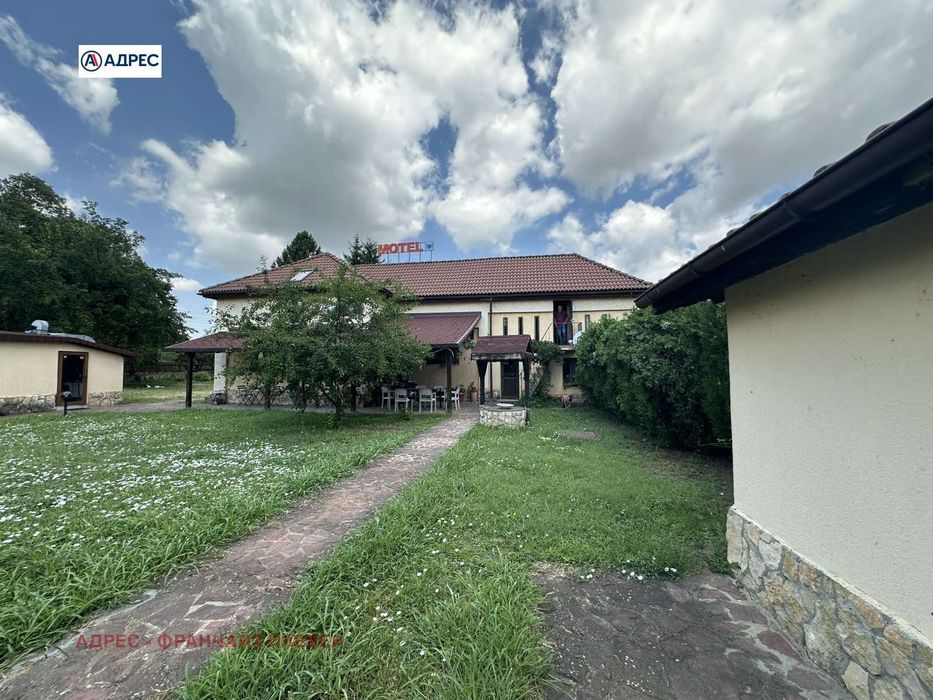 Хотел в Плевен, област-с.Горни Дъбник площ 180 цена 110000