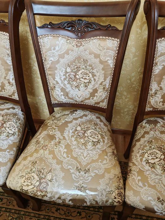 Срочно продам стол и 8 стулчиков  почти новым состояние