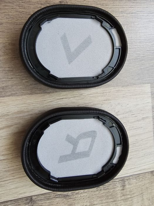 Set 2 bureti pentru casti Plantronics BackBeat PRO2 Over-Ear Wireless