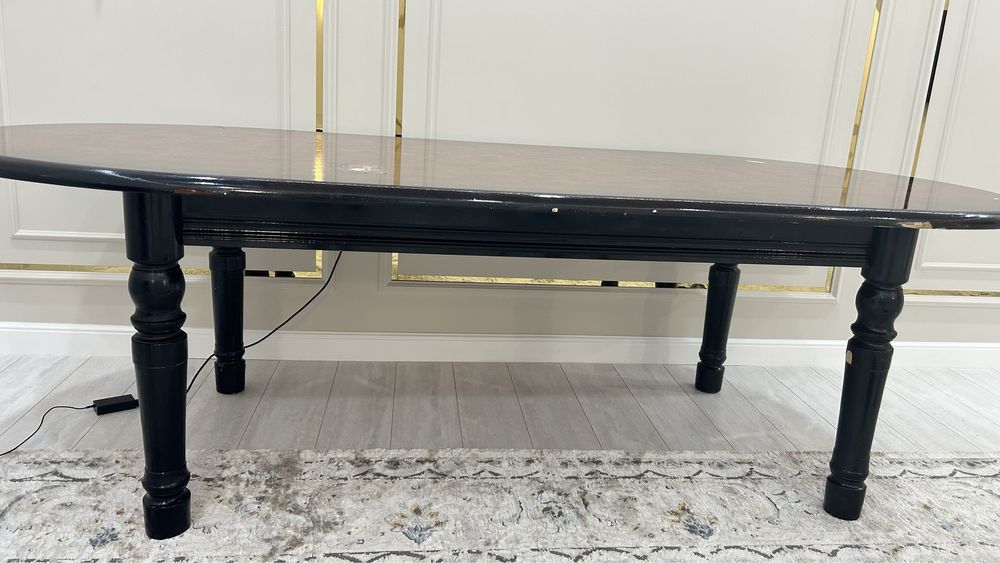 Овальный стол