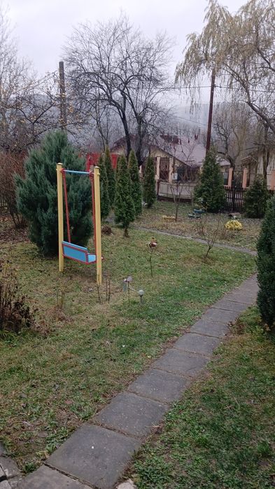 Vând  casă la curte