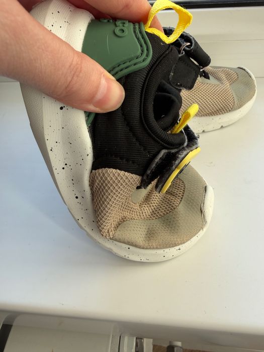 Продам детские кроссовки