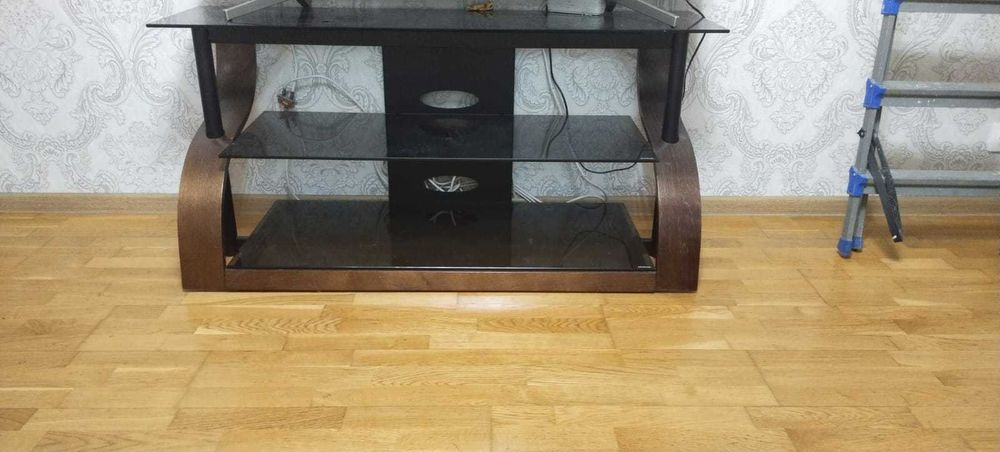 Продам тумбу под телевизор